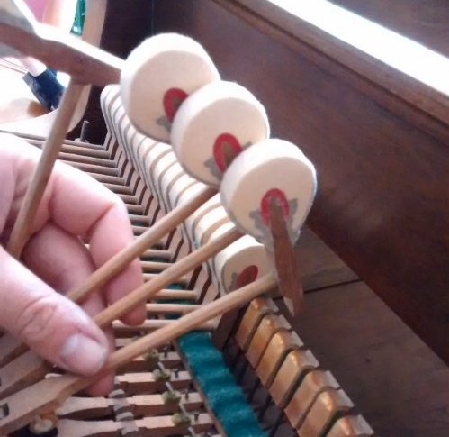 Orginele piano onderdelen gebruikt bij piano reparatie